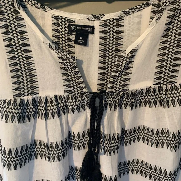Black and White Patterned Women's Top - Picture 5 of 5